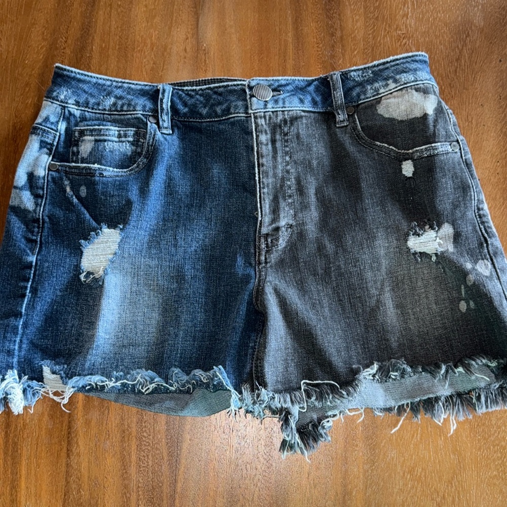 CAbi 5987 Park Short, Two Toned, Size 6, EUC